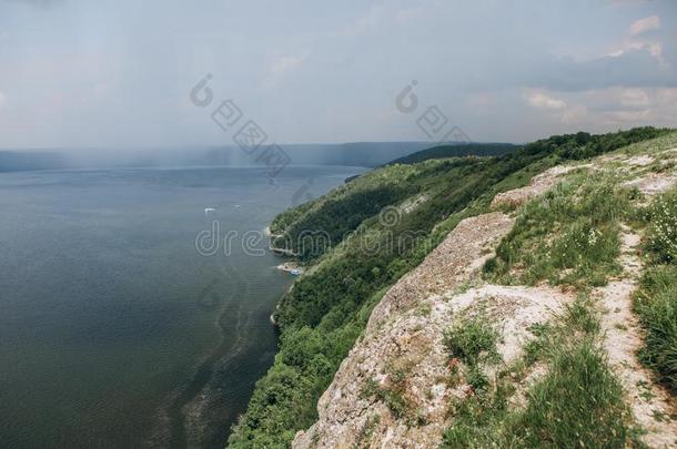 风景蜿蜒的河流频道岩石峡谷绿色的植物