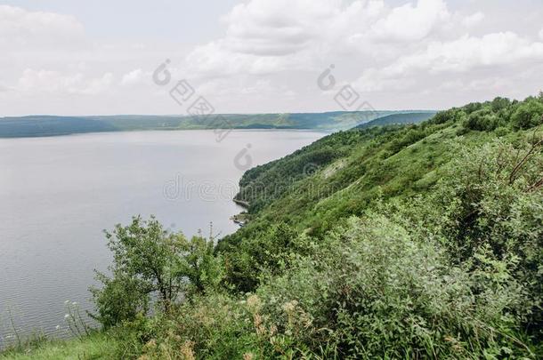 风景<strong>蜿蜒</strong>的<strong>河流</strong>频道岩石峡谷绿色的植物