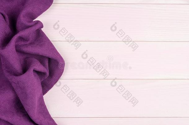 紫色的毛巾越过木制的表