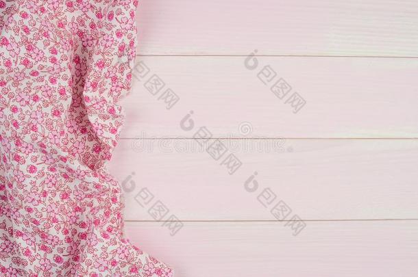粉红色的毛巾越过木制的表
