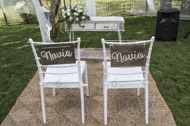 椅子为新娘和使整洁在祭坛