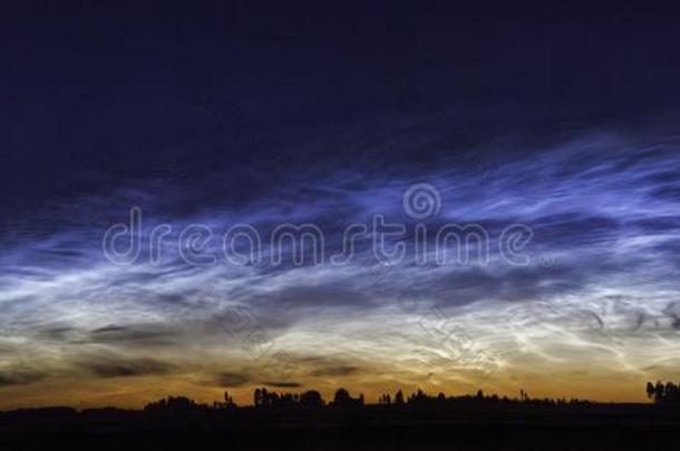 夜风景全景画和生物发光的云采用立陶宛
