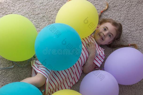 女孩和气球,小孩和气球,小孩和气球伊伊