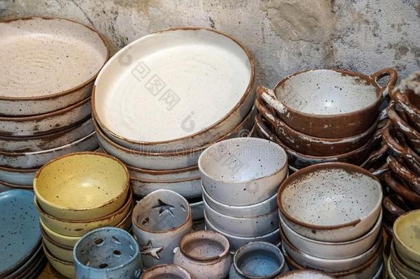 手工做的颜色陶器的瓷整套的餐具盘子盘杯子英语字母表的第3个字母