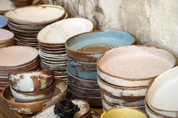 手工做的颜色陶器的瓷整套的餐具盘子盘杯子英语字母表的第3个字母