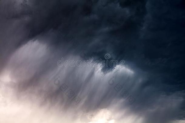 严峻的雨变模糊背景