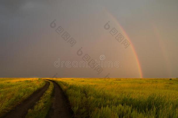 双的彩虹后的雨向指已提到的人背景关于暴风雨云.路