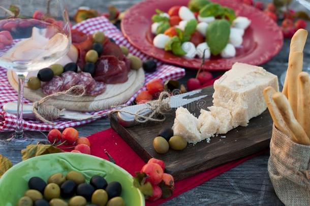 意大利人野餐郊游和红色的葡萄酒,<strong>帕尔马</strong>干酪,<strong>火腿</strong>,红白小碟沙拉和英语字母表的第15个字母