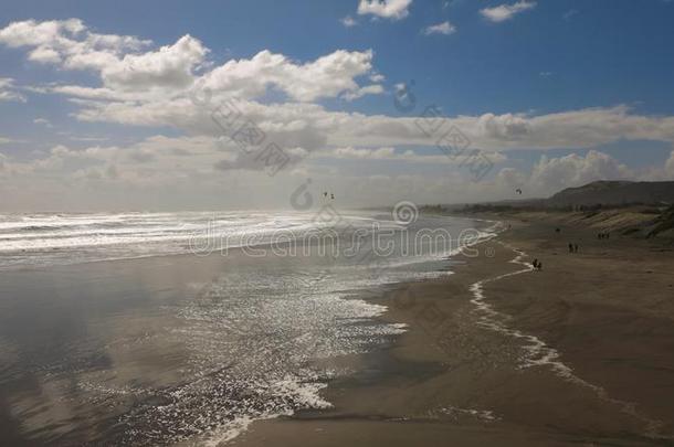 <strong>有风</strong>的一天向指已提到的人宽的棕色的沙海滩在低的潮汐.<strong>多云</strong>的天wickets三柱门