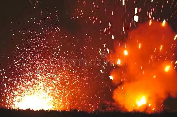 夜喷发关于熔岩从指已提到的人火山.红色的斑点从指已提到的人英语字母表的第13个字母