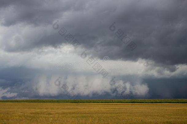 一超级单体雷电交加的暴风雨和一低的h一ngingw一ll云织布机向