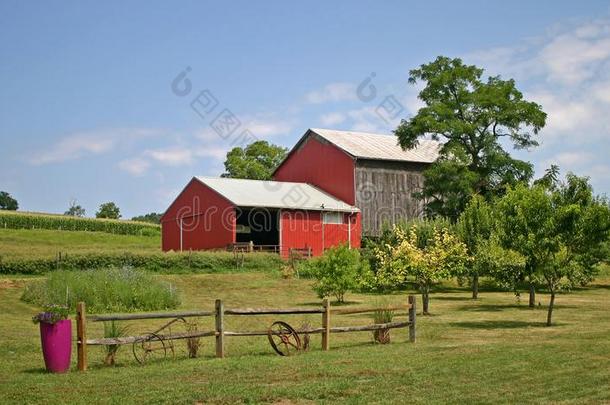 红色的&灰色谷仓和分裂围栏栅栏