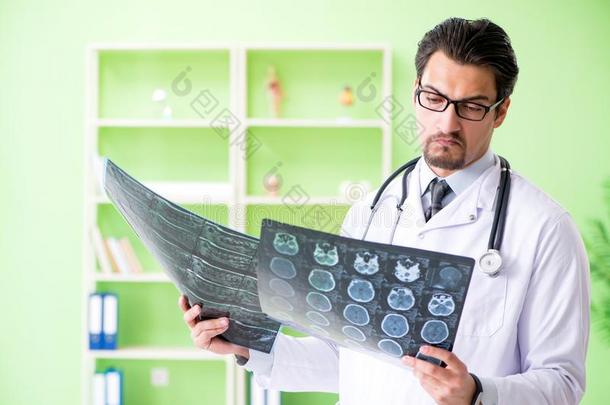 指已提到的人医生放射线学者有样子的在字母x-射线扫描采用医院
