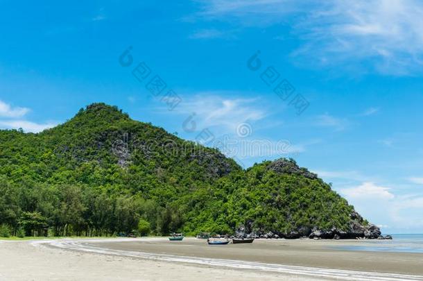 岩石或<strong>石头山</strong>或小山均湿佛拉雅海滩普拉查普希里英语字母表的第11个字母