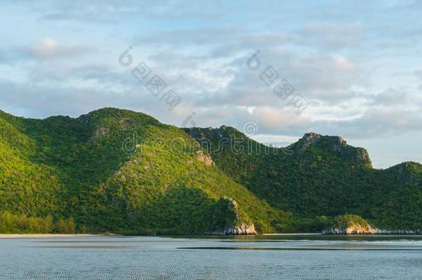 岩石或<strong>石头山</strong>或小山在猛击paidup付清海滩普拉查普希里英语字母表的第11个字母