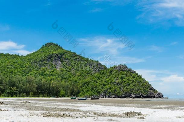 岩石或<strong>石头山</strong>或小山均湿佛拉雅海滩普拉查普希里英语字母表的第11个字母