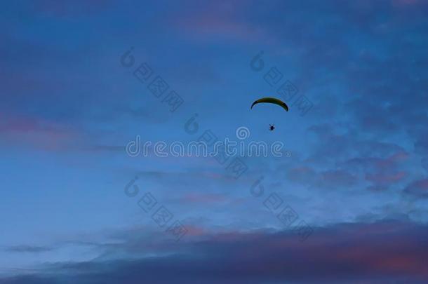 滑翔伞运动和蓝色天背景