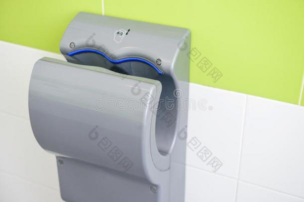 手干燥机采用公众的厕所,特写镜头