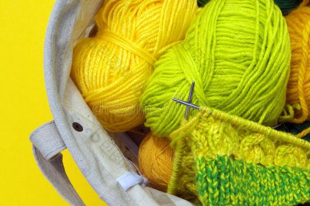 黄色的和绿色的杂乱关于羊毛躺采用指已提到的人篮向指已提到的人表.英语字母表的第6个字母