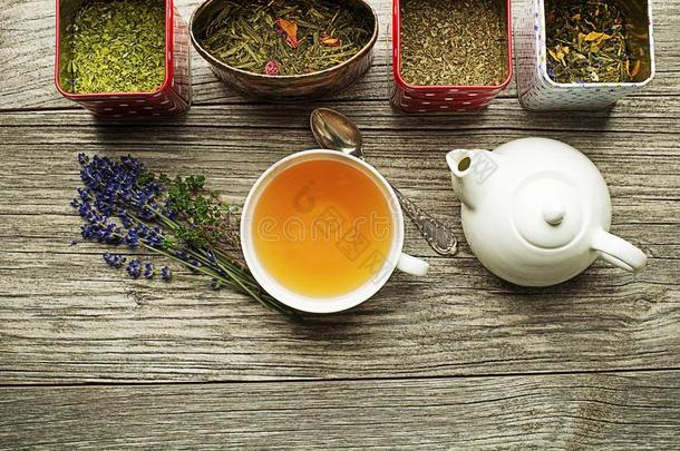杯子关于茶水和干的干燥的茶水和草本<strong>植物</strong>收集