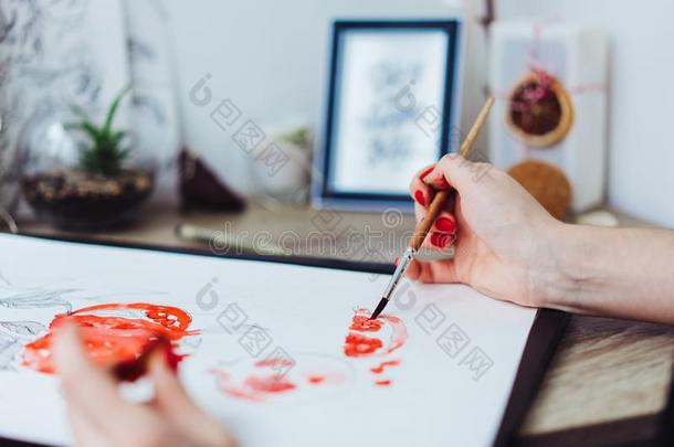 年幼的女人绘画和水彩绘画颜料