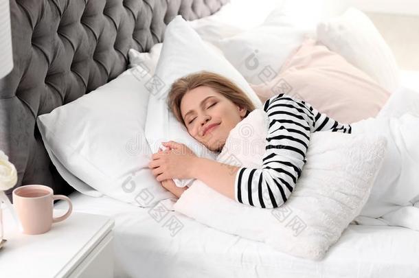 年幼的女人拥抱枕头在期间睡眠采用床
