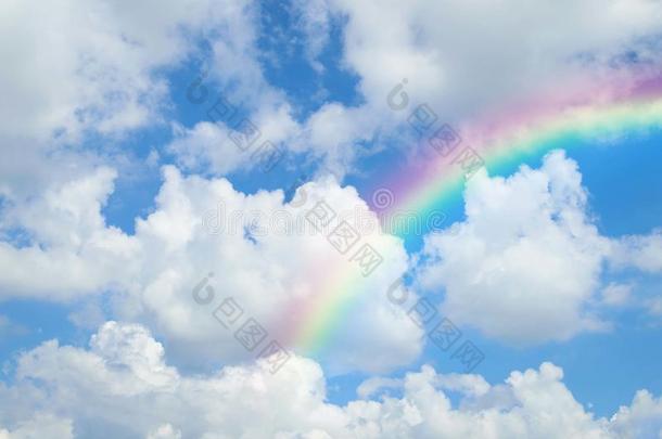 云景和蓝色天和白色的云彩虹