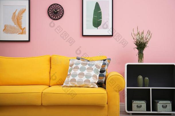 现代的活的房间内部和舒适的沙发在近处颜色walnut胡桃