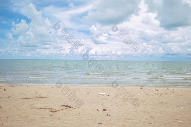 热带的田园诗般的海滩洋和蓝色天采用假期时间