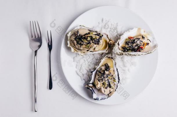 牡蛎洛克菲勒和缘故-水煮牡蛎,煮熟的采用Hijki烟蒂