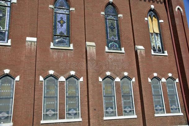 老的被放弃的教堂看法关于被损坏的玷污的玻璃窗