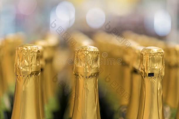 透镜看法详述关于金色的香槟酒瓶子最上等的安排