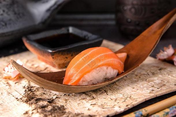 美味的寿司生鱼片寿司和鲑鱼.盘装饰和一小树枝
