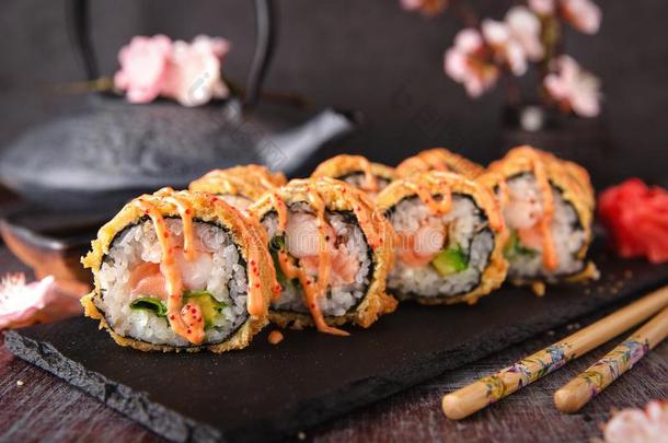 热的喝醉了的寿司辗和鲑鱼,虾,洋葱,鳄梨和chemotaxis趋化作用
