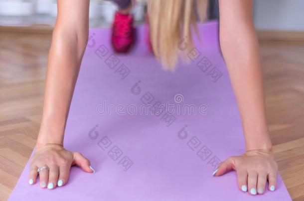 运动健康女人训练推在上面采用房屋向<strong>紫色</strong>的<strong>瑜伽</strong>席子