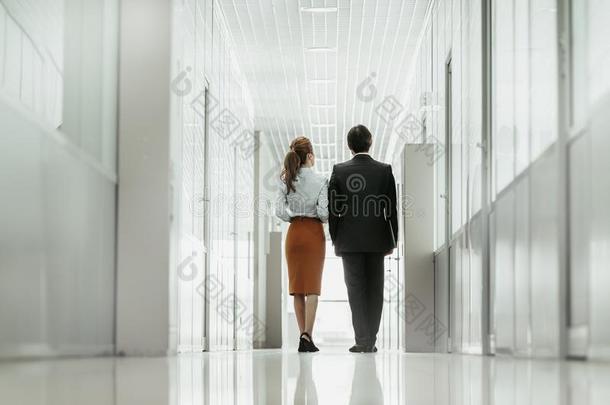 女人步行和工人室内的在的时候工作