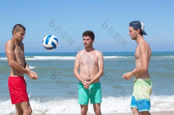 男孩演奏海滩排球