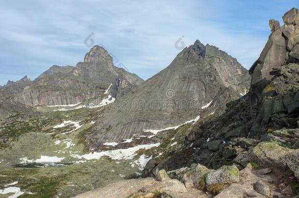 很美丽的山风景.指已提到的人旅游通过指已提到的人山