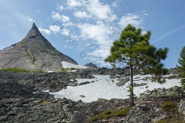 很美丽的山风景.指已提到的人旅游通过指已提到的人山