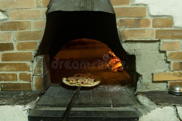 木材-开火烤箱和意大利薄饼