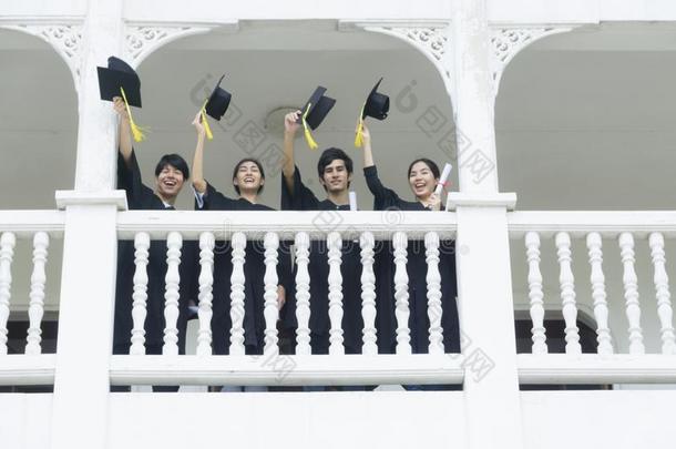 学生采用feel采用g幸福的和毕业长袍台在科里多
