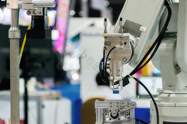 机器人工业的4.0关于用品科技机器人臂和男人乌辛
