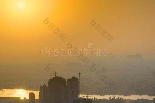 日出和城市风光照片关于阿浩曼从ro关于top间隔拍摄.阿浩曼是（be的三单形式