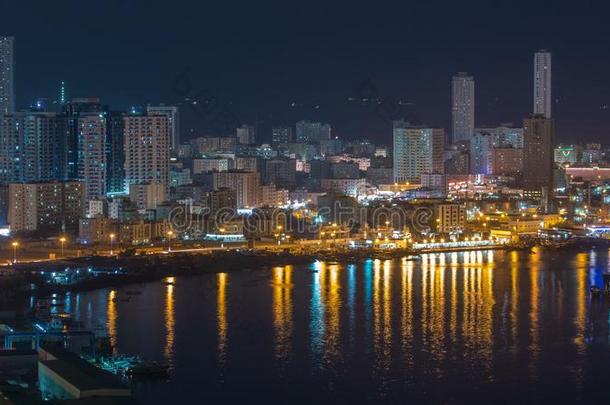 城市风光照片关于阿浩曼从ro关于top在夜间隔拍摄.阿浩曼是（be的三单形式指已提到的人