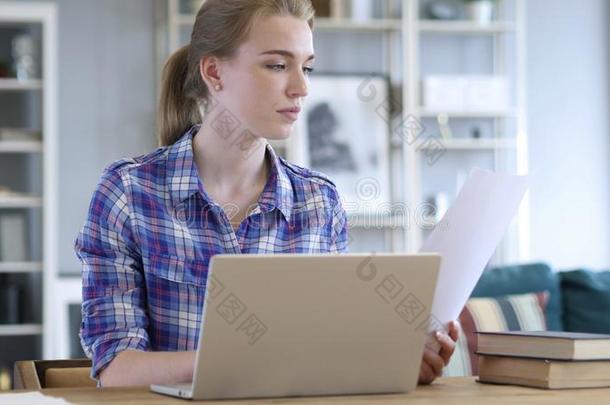 文书工作,年幼的女人打字向便携式电脑和工作的向文档