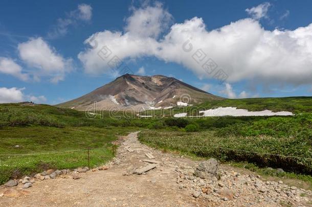 指已提到的人<strong>走道</strong>路向阿萨海达克和阿萨海达克山峰在下面<strong>蓝色</strong>多云的