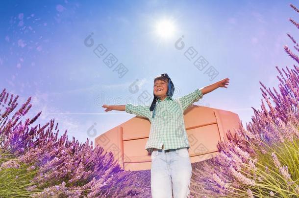 男孩飞行员演奏采用薰衣草田在和煦的：照到阳光的一天