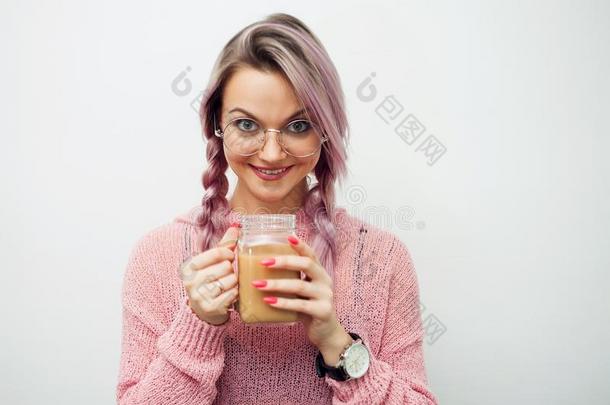 时髦的年幼的女人喝饮料<strong>咖啡</strong>豆<strong>奶昔</strong>.