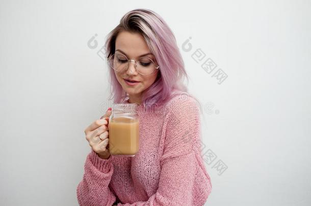时髦的年幼的女人喝饮料<strong>咖啡</strong>豆拿铁<strong>咖啡</strong>.