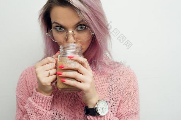 时髦的年幼的女人采用眼镜dr采用k采用g咖啡豆奶昔.